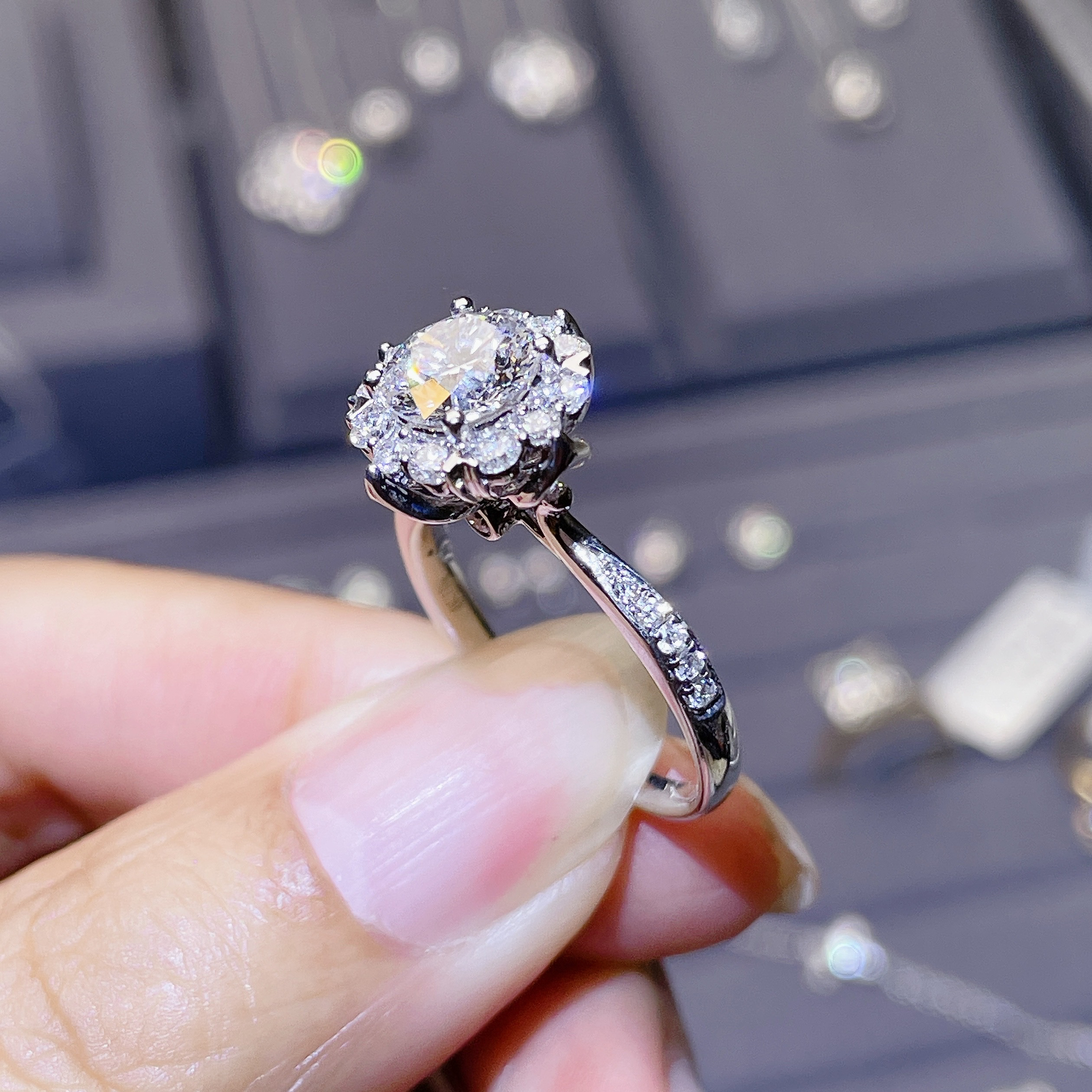 【合成/培育】18K金镶嵌1克拉灿若星辰戒指