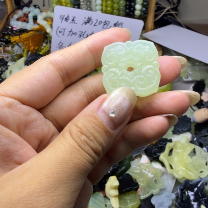 蛇纹石玉未镶嵌颈饰