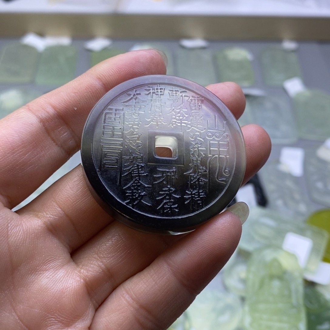 蛇纹石玉颈饰未镶嵌八*里颈饰