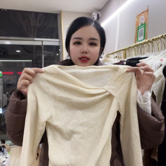 米色针织上衣福利清版