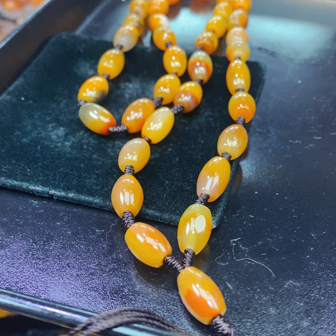 未镶嵌石英质玉（黄龙玉）颈饰