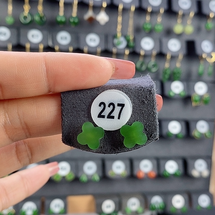 和田玉18K金镶嵌耳饰