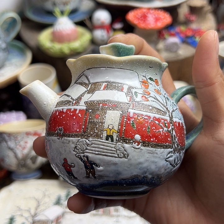 手绘红墙雪柿子壶
