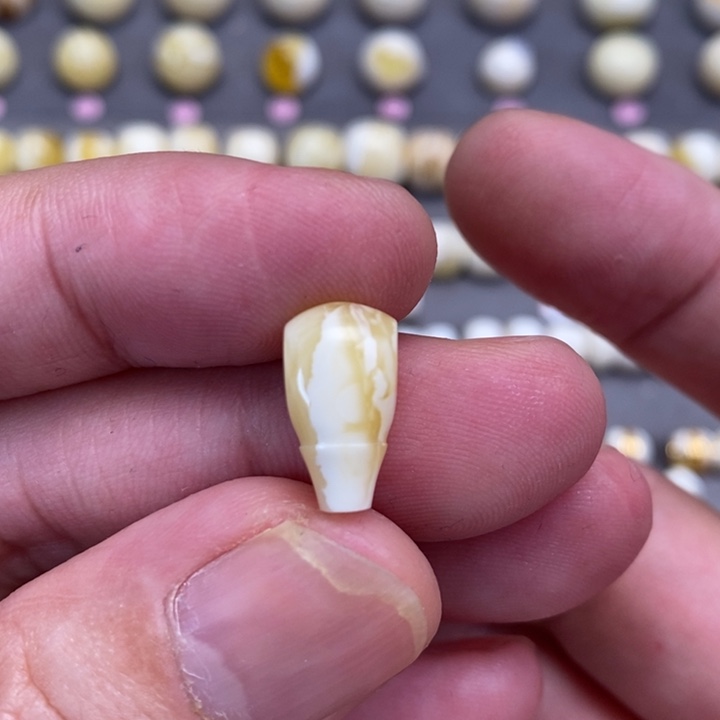 琥珀裸石未镶嵌张**事