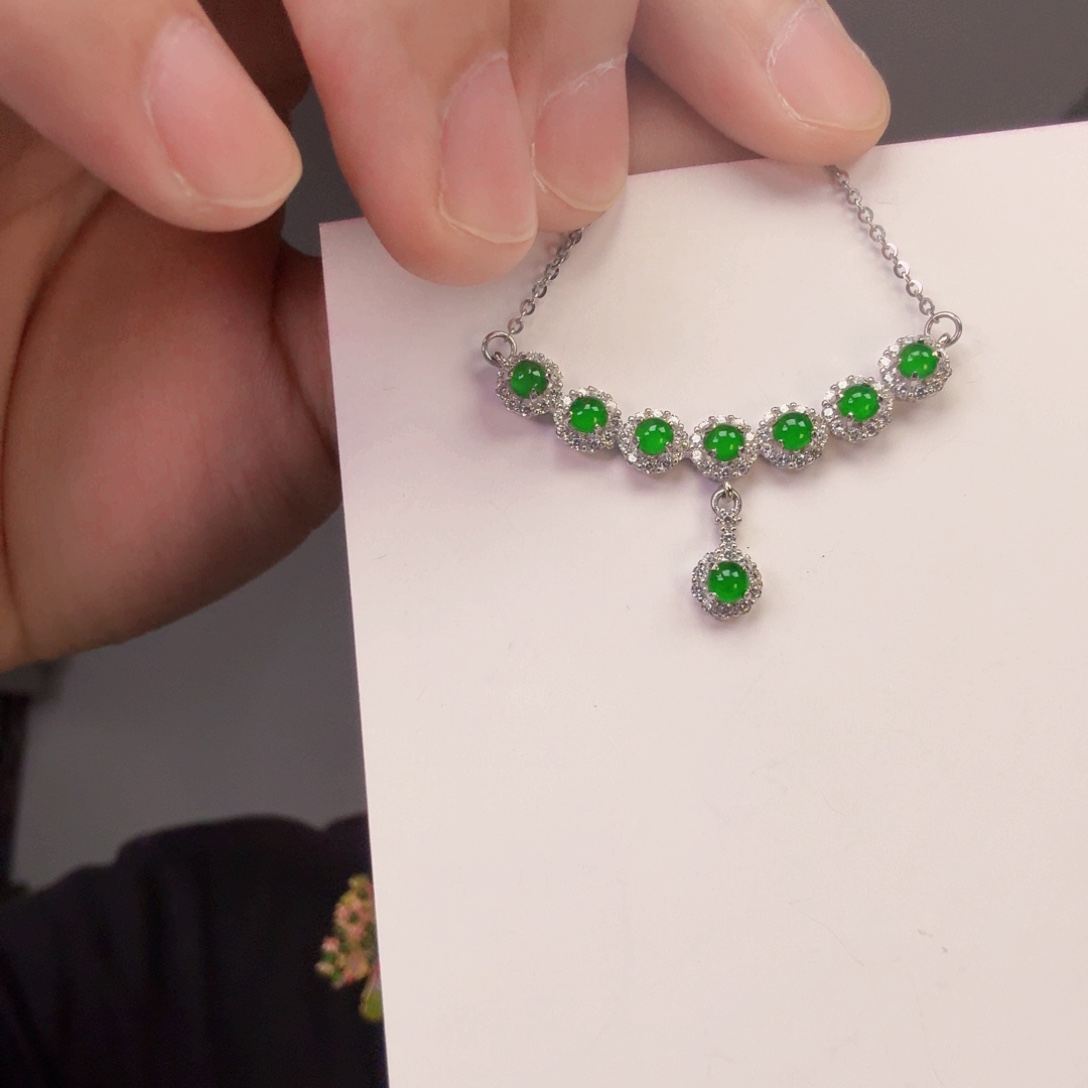 翡翠未镶嵌颈饰一件