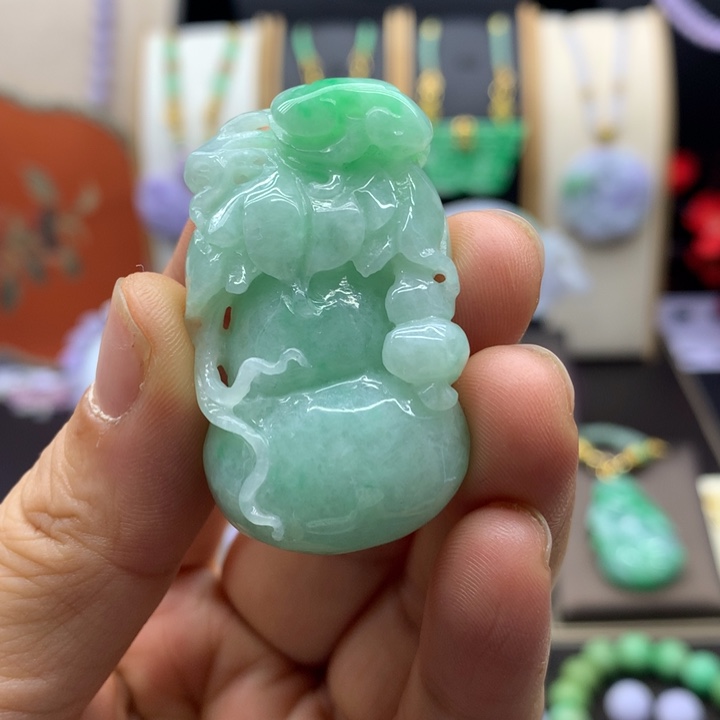 翡翠未镶嵌吊坠(赠链)