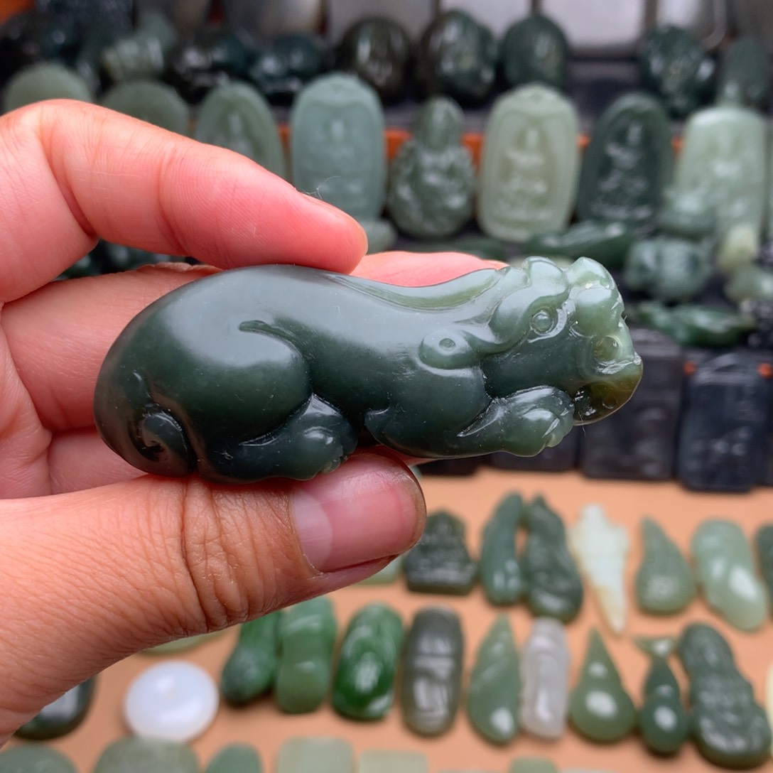 和田玉未镶嵌颈饰挂件70