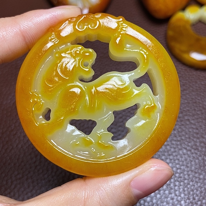 一***生和田玉未镶嵌颈饰