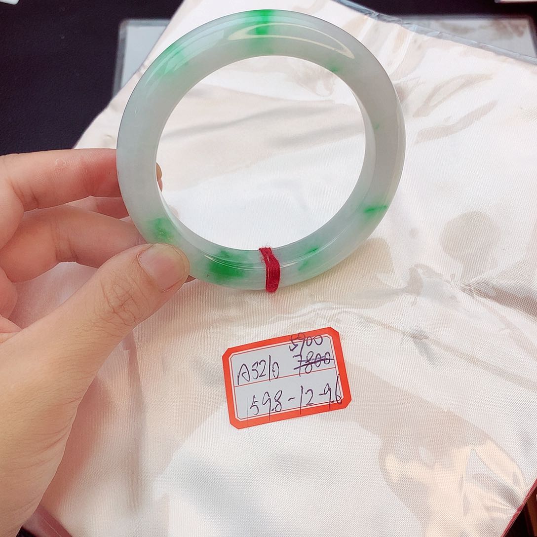 翡翠手镯未镶嵌翡翠