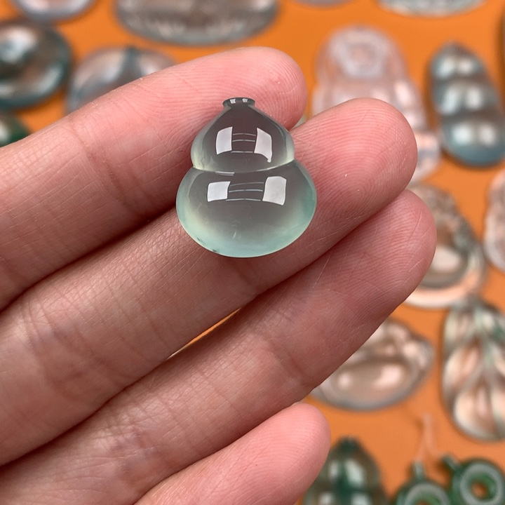 翡翠挂件未镶嵌….