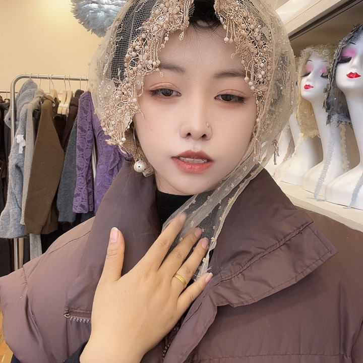 涤纶（聚酯纤维）香槟色特价披肩带一点开线