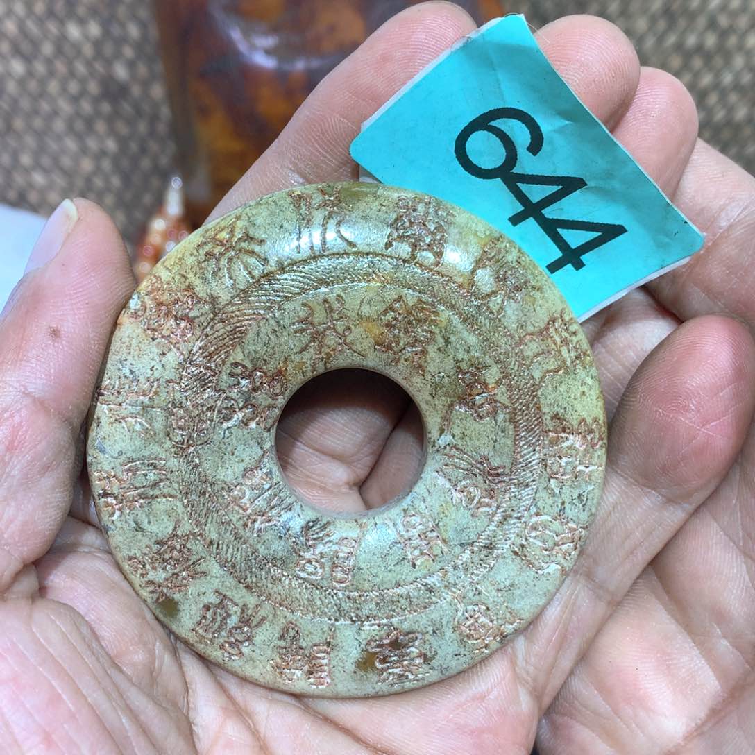 透闪石-蛇纹石玉未镶嵌颈饰