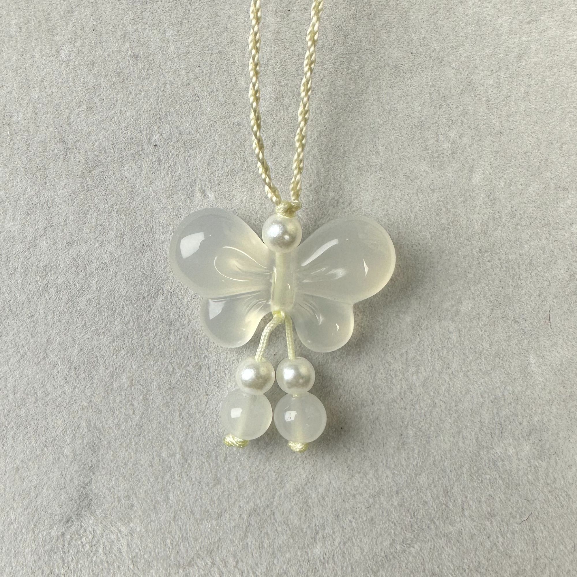 天然玛瑙玉髓蝴蝶吊坠白月光蝴蝶玉坠本命年轻奢小众简约时尚挂件
