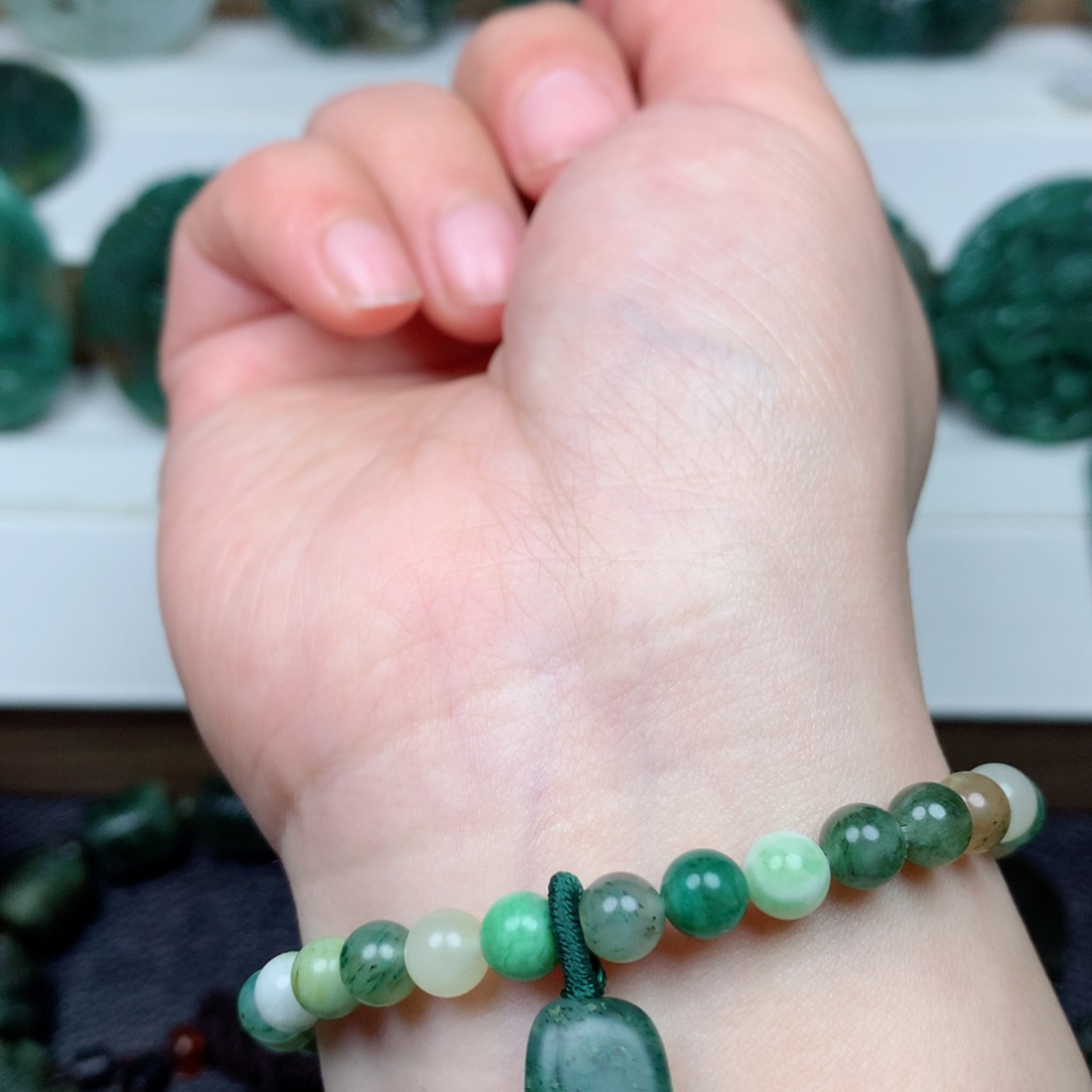 独山玉颈饰未镶嵌