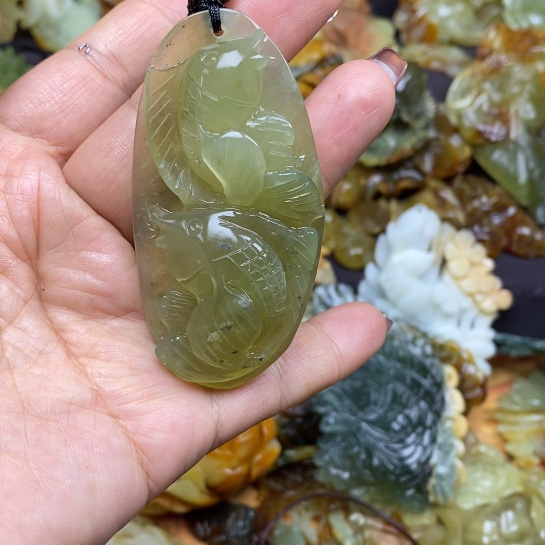 蛇纹石玉颈饰未镶嵌