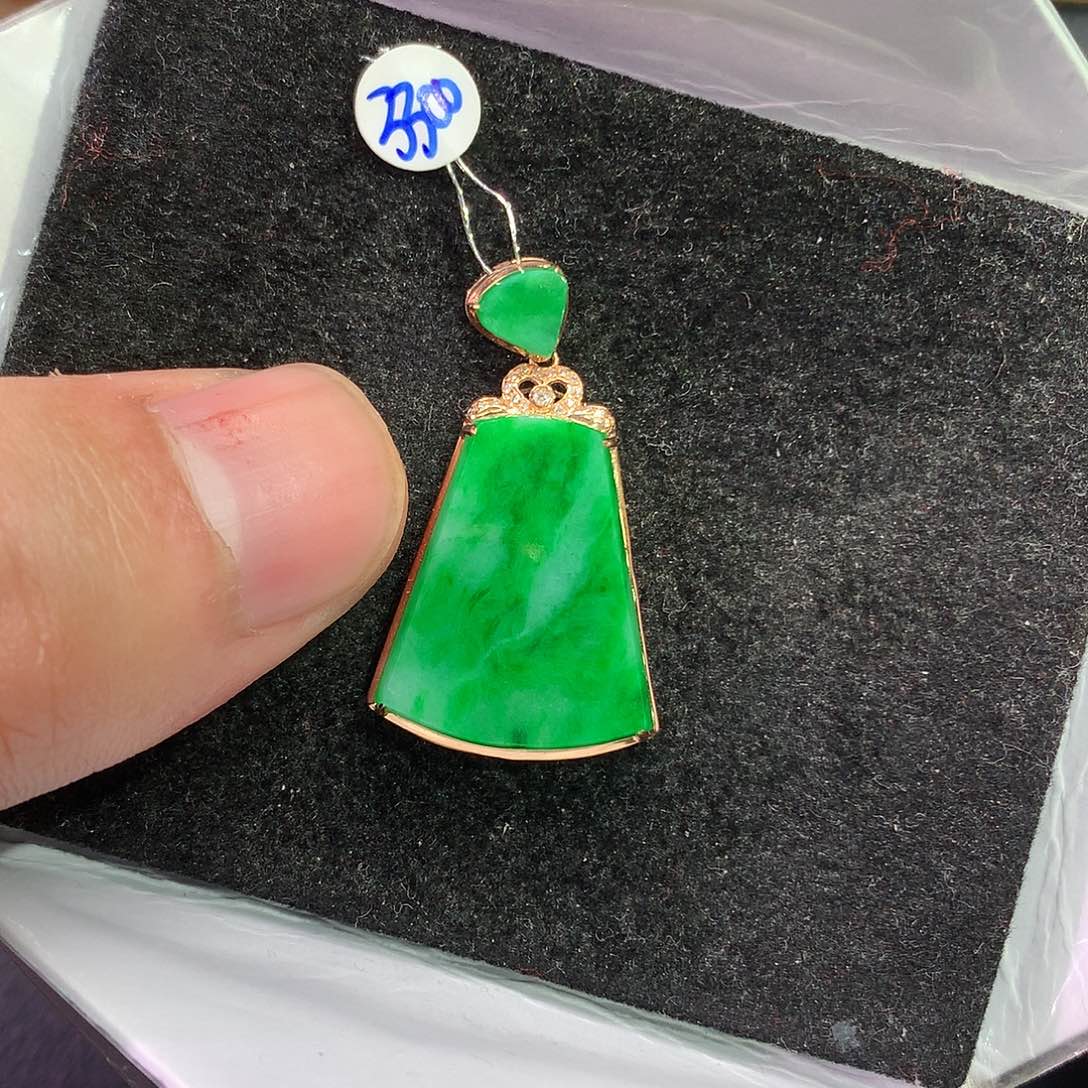 翡翠吊坠(赠链)18K金镶嵌