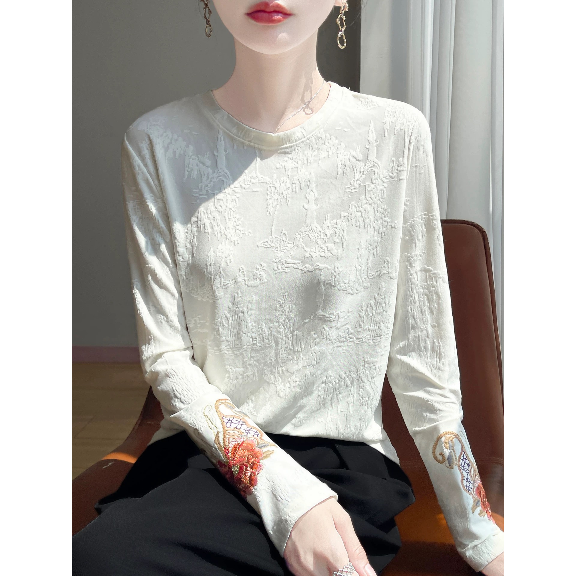 手挽玫瑰 刺绣打底衫