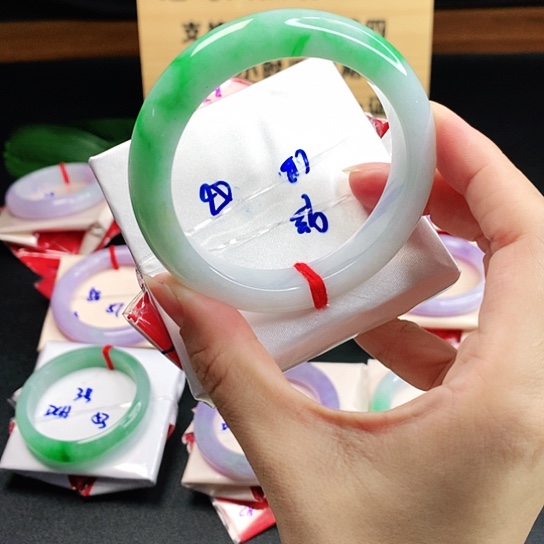 翡翠手镯未镶嵌56圈