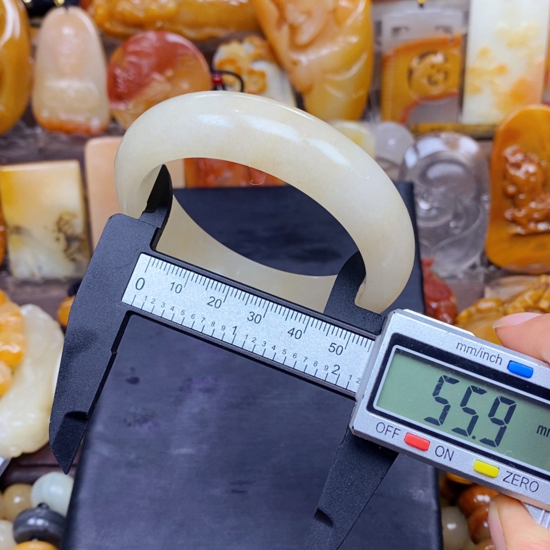 石英质玉（黄龙玉）颈饰未镶嵌