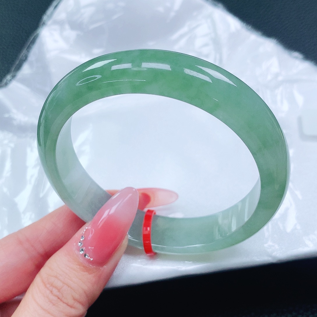 翡翠手镯未镶嵌56圈