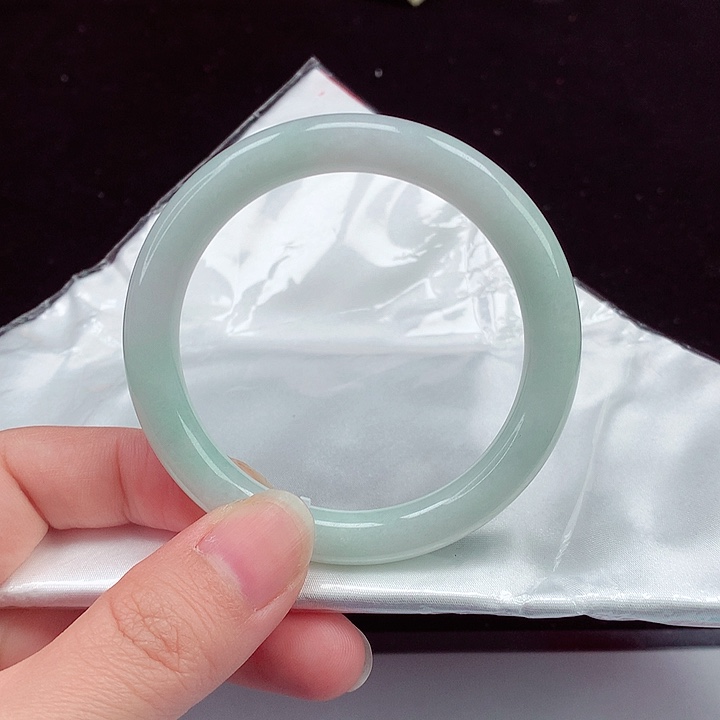 翡翠手镯未镶嵌翡翠