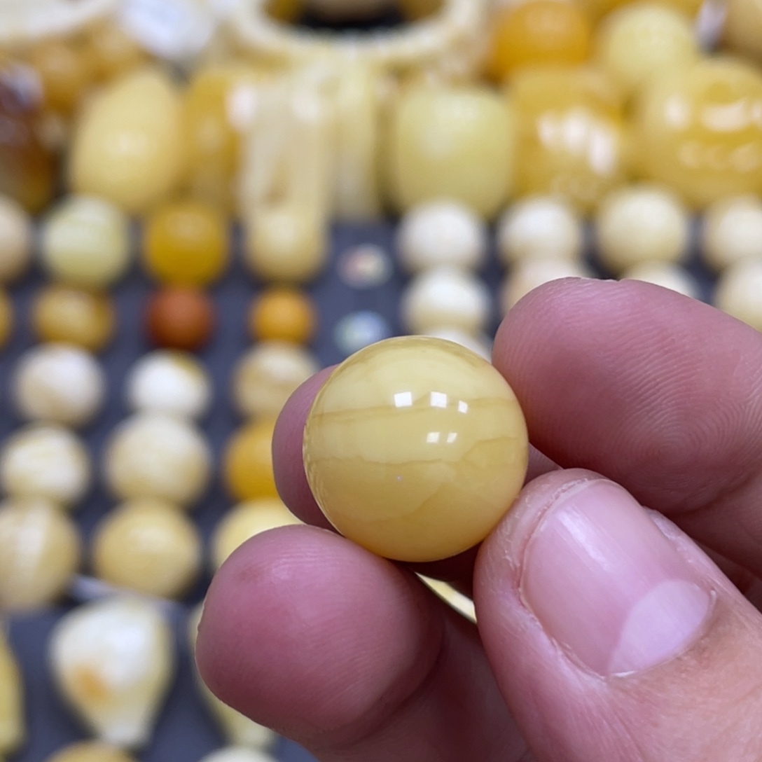 H***m蜜蜡未镶嵌裸石15.3mm瑕疵浓蜡