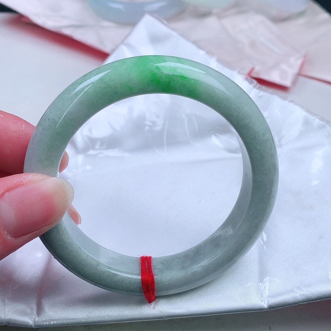 翡翠手镯未镶嵌。。