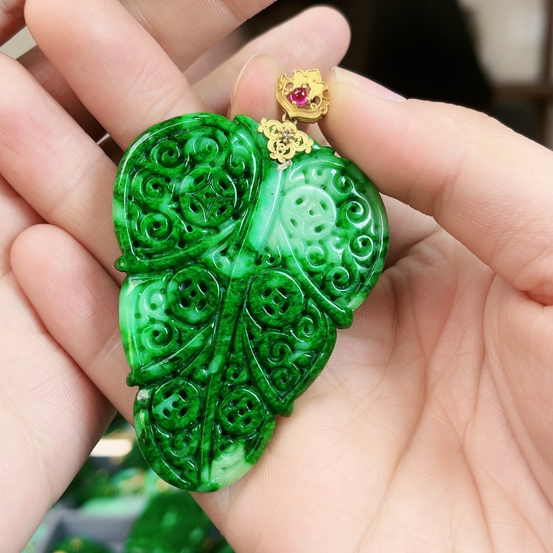 翡翠颈饰18K金镶嵌吊坠