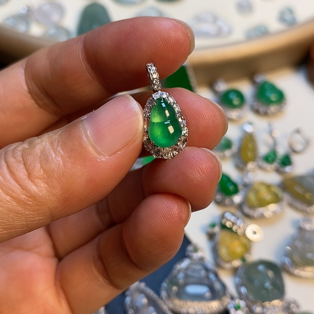 翡翠颈饰18K金镶嵌葫芦