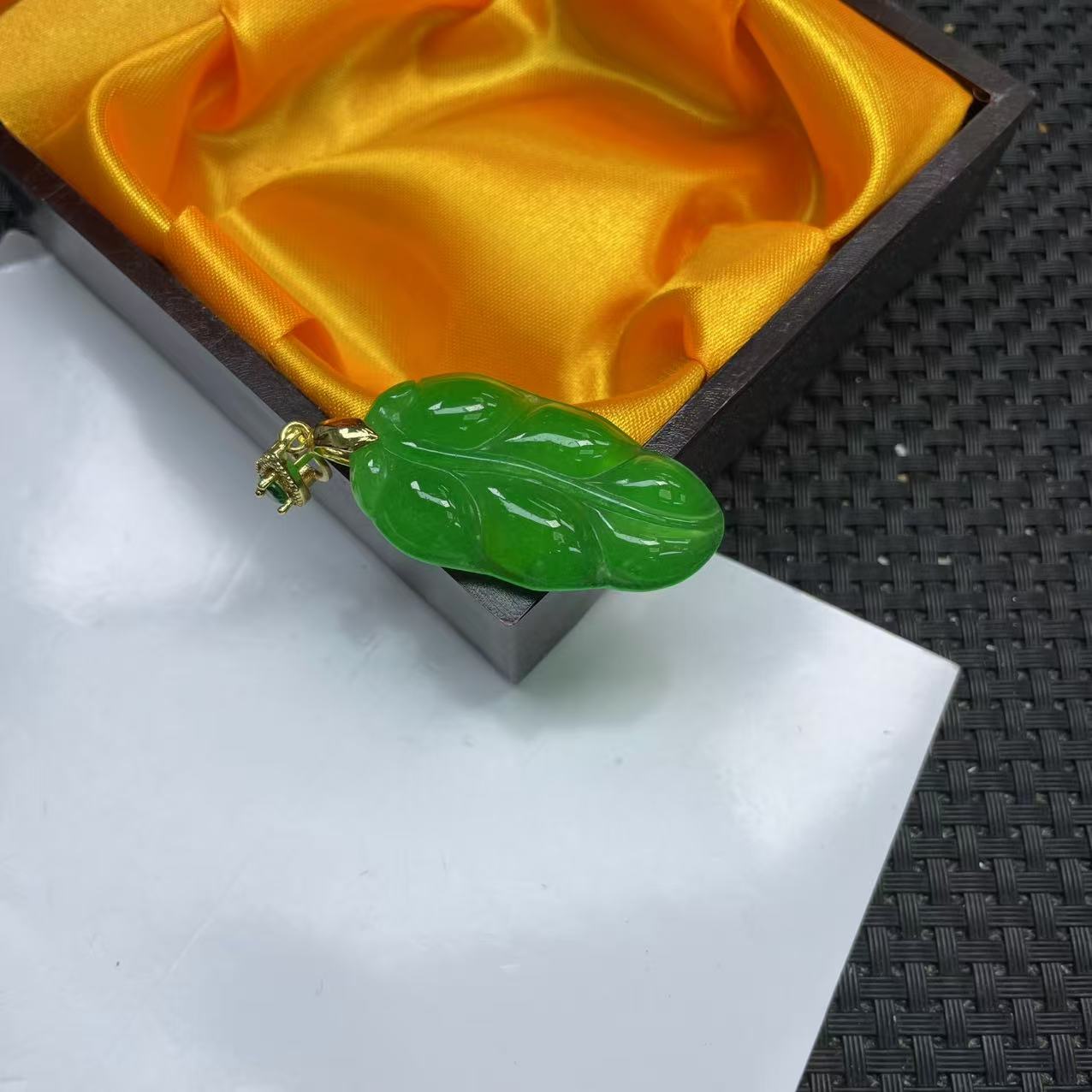 【大喜儿】正绿叶子吊坠-12WQ1082