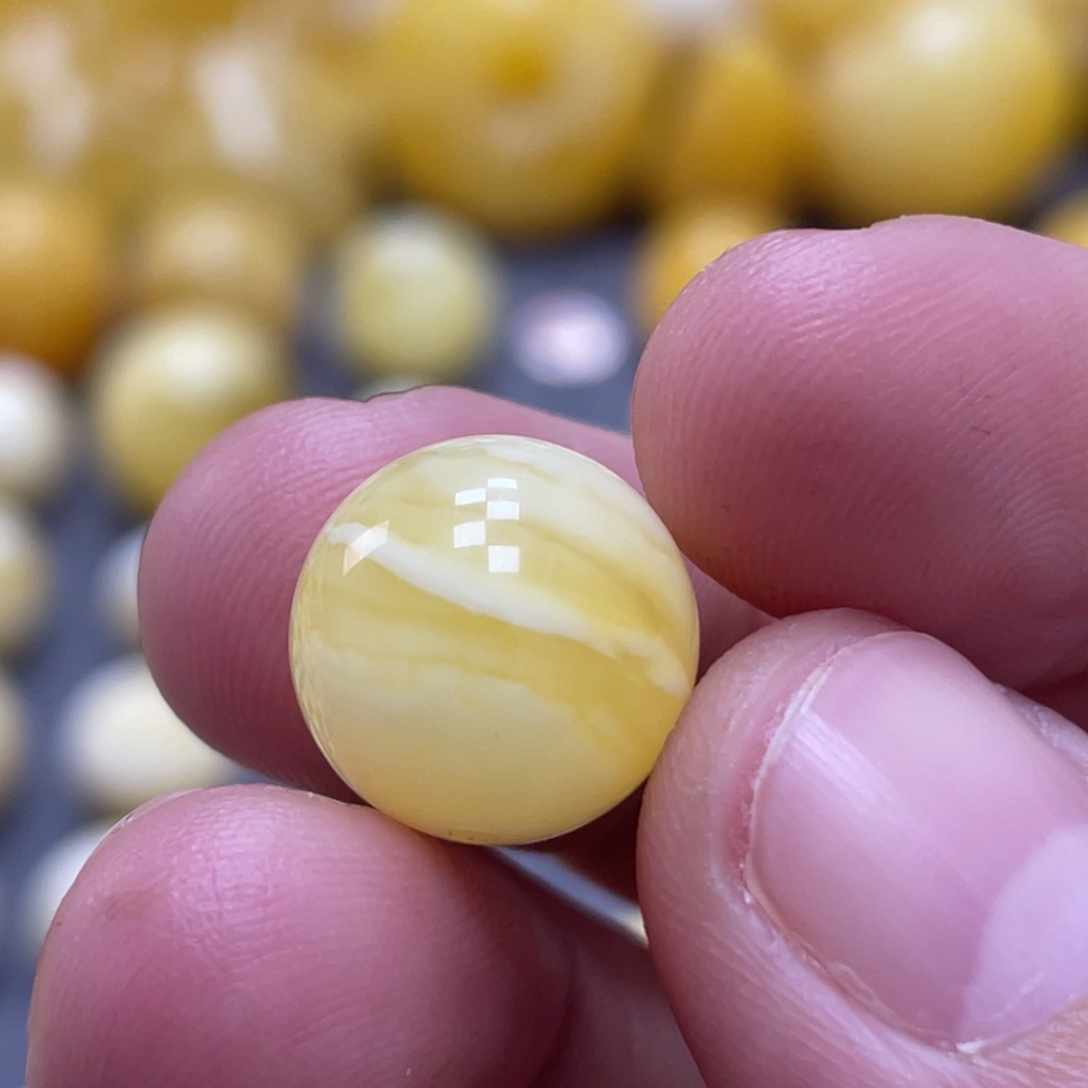 蜜蜡未镶嵌裸石12.8mm瑕疵