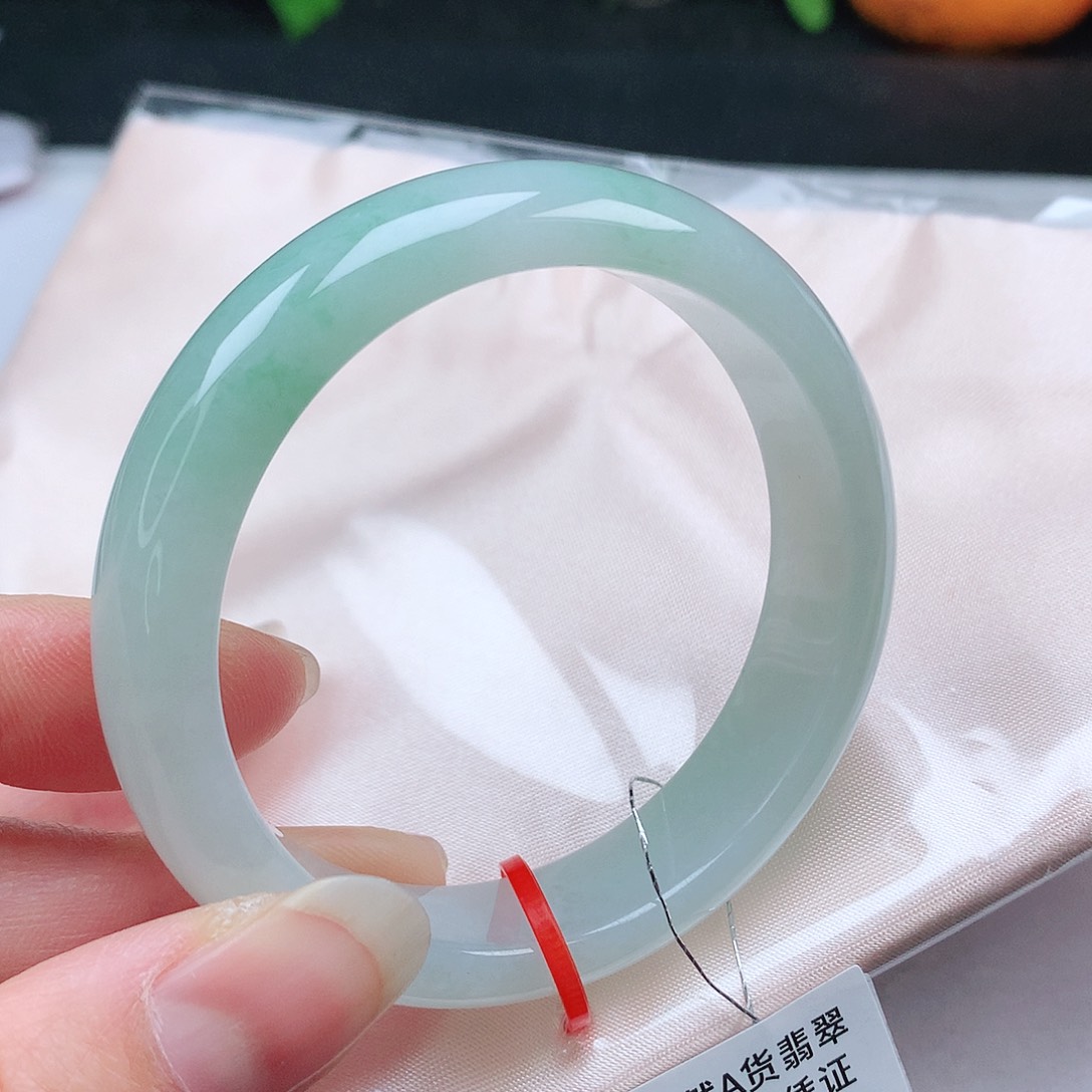 翡翠手镯未镶嵌54圈