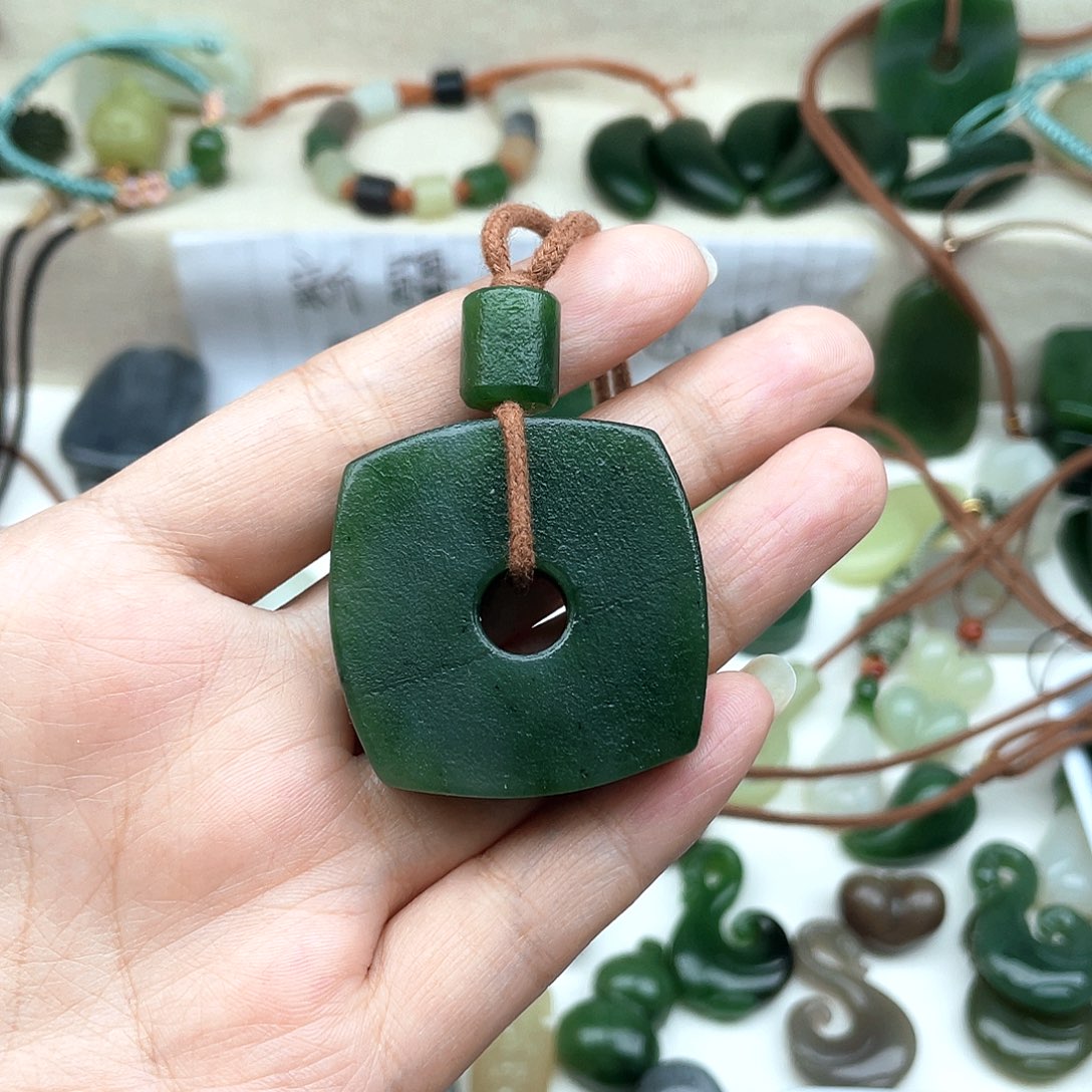 颈饰未镶嵌和田玉斌**你