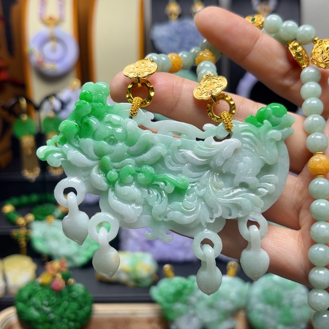 清***心翡翠未镶嵌颈饰天然