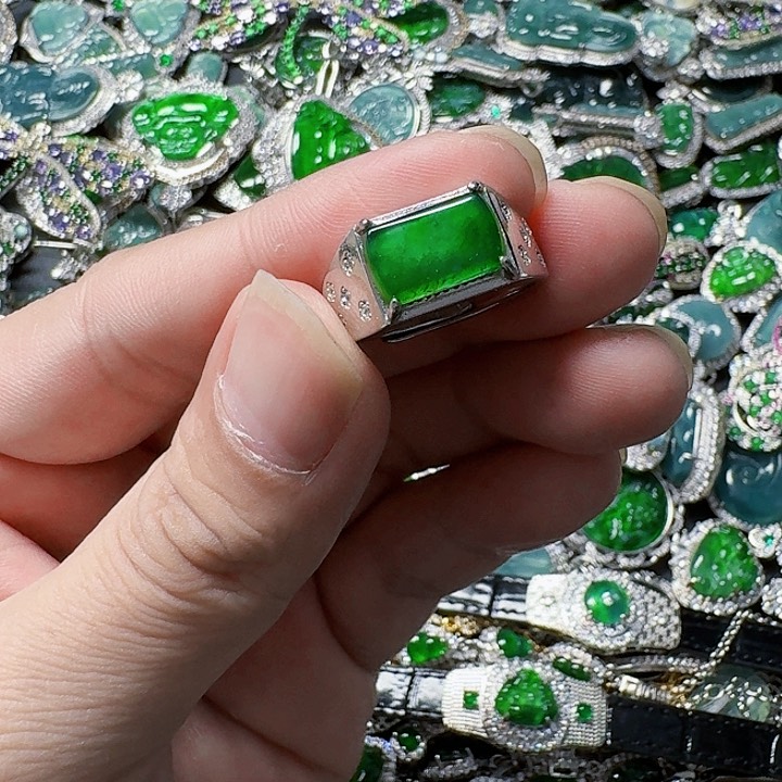 翡翠颈饰未镶嵌天然A货翡翠放漏