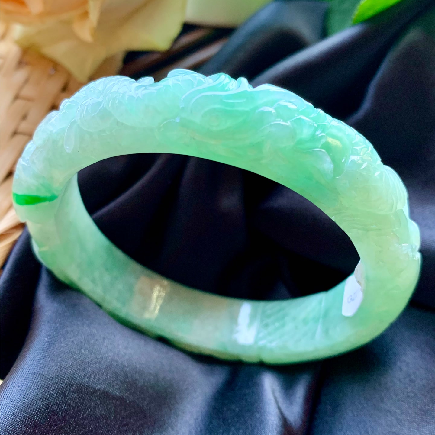 雕花翡翠手镯飘阳绿玉手镯圈口56.8编号2992