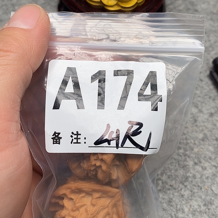 文玩核桃吊坠三棱