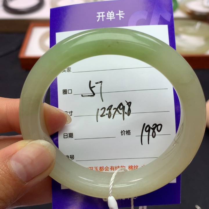 和田玉手镯未镶嵌欣****）