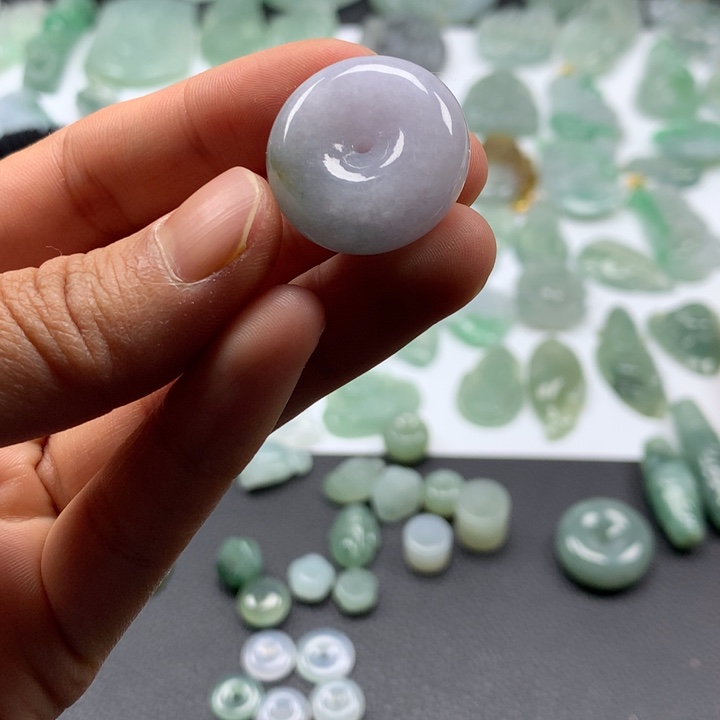 翡翠颈饰未镶嵌扣子