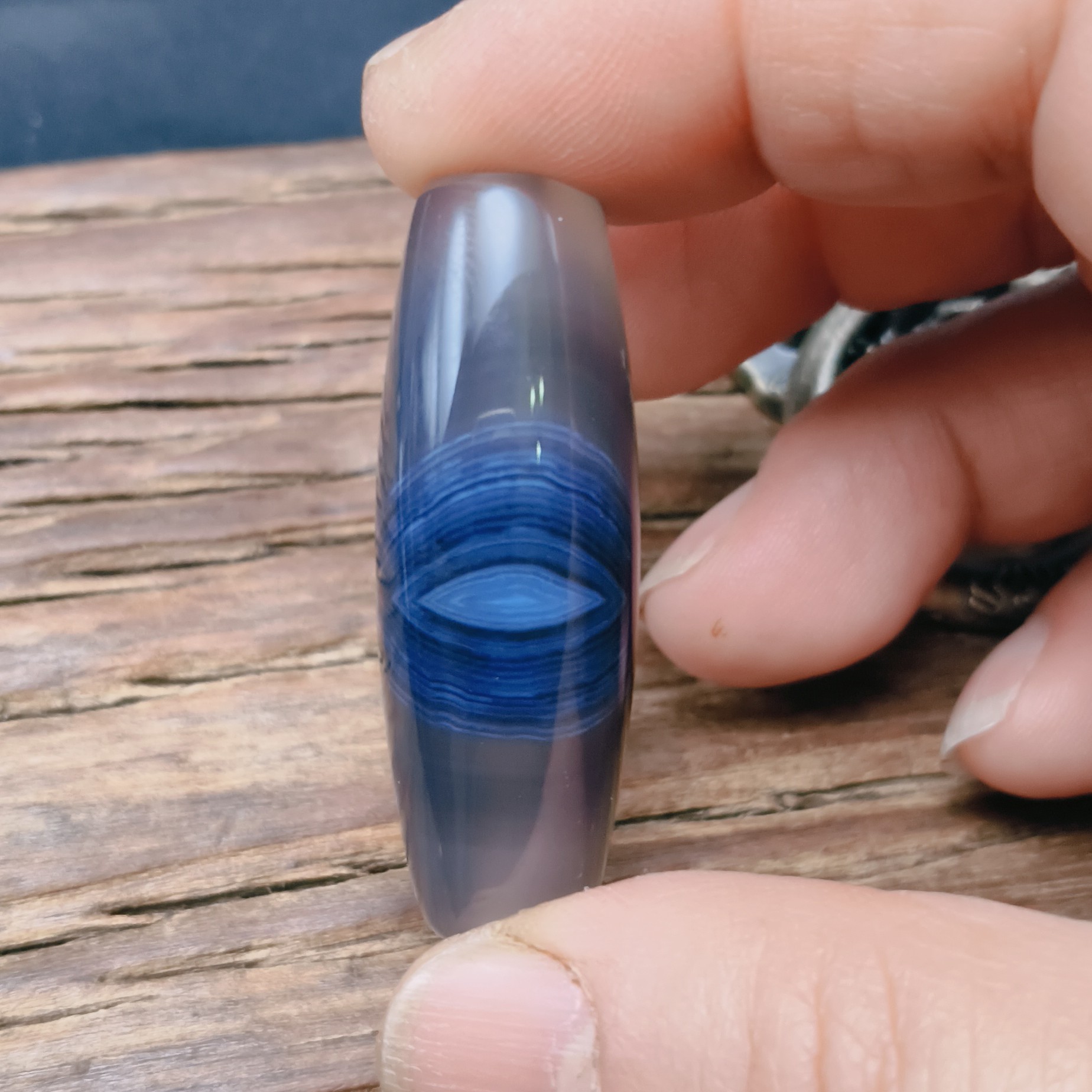 天然缠丝玛瑙蓝沁一眼吊坠