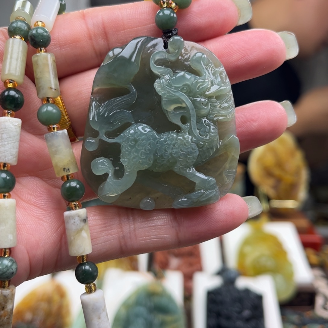 蛇纹石玉未镶嵌颈饰挂件