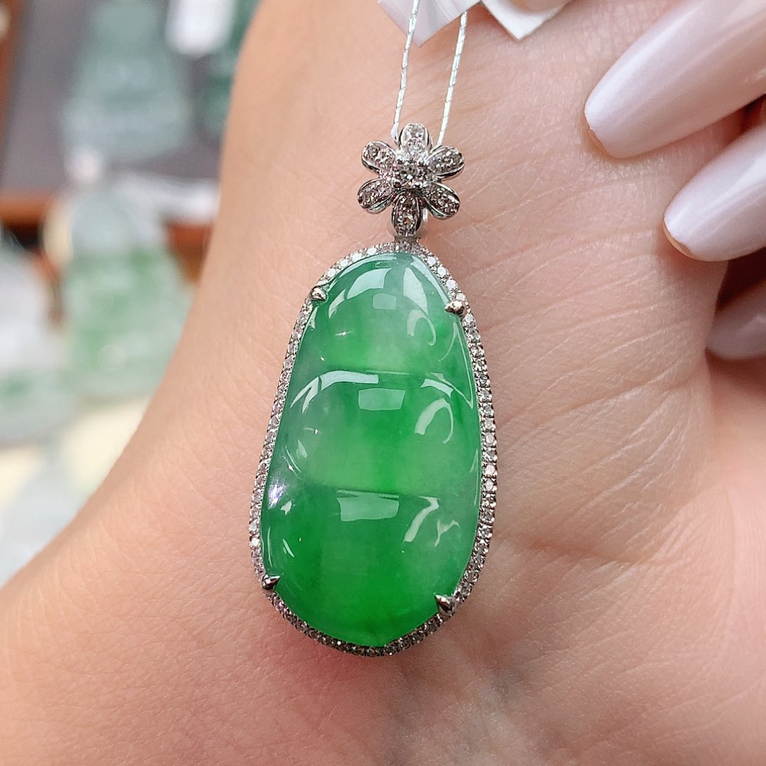 颈饰18K金镶嵌翡翠豆子