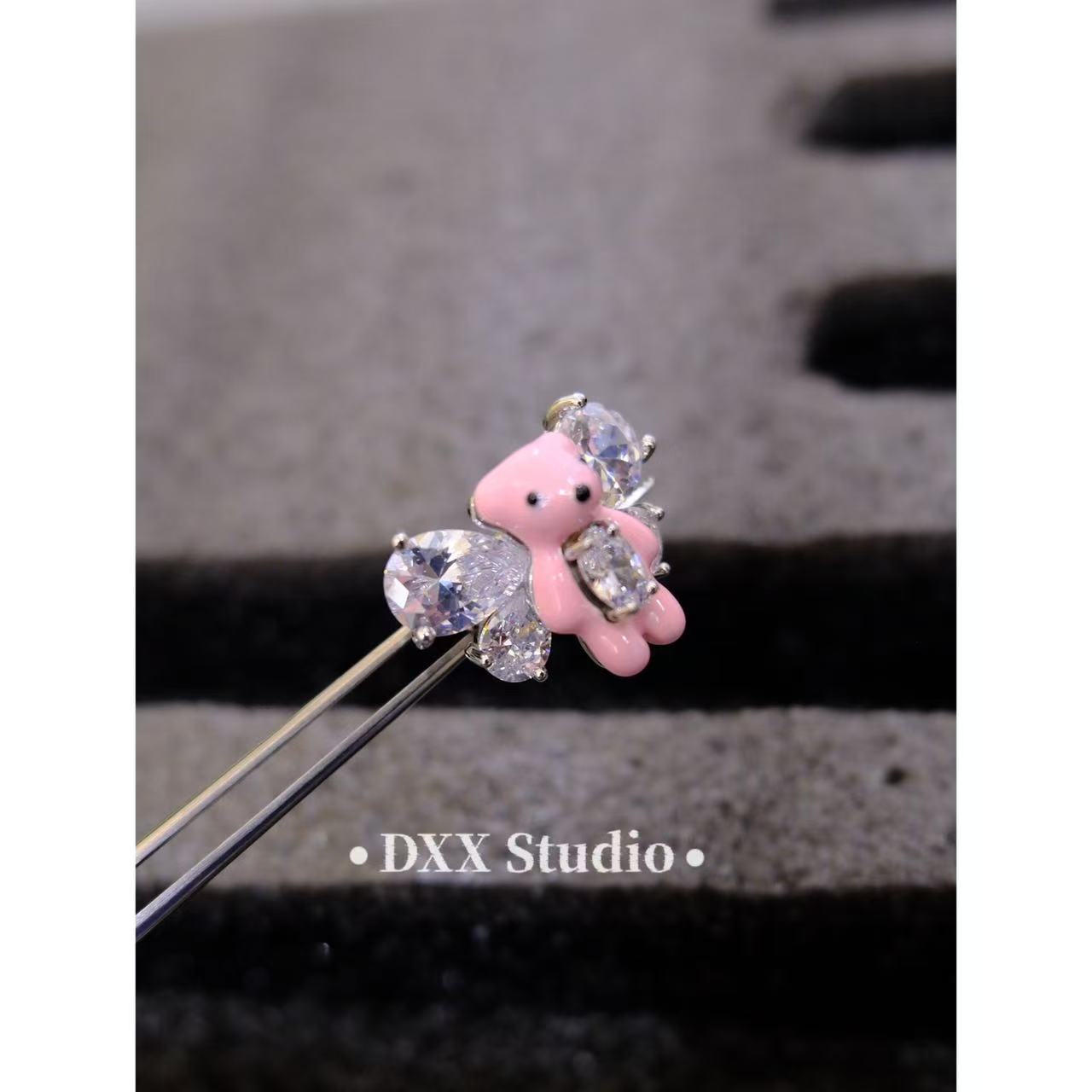 铜合金合成锆石耳饰 小众设计粉色小熊单只【左耳】耳夹46543
