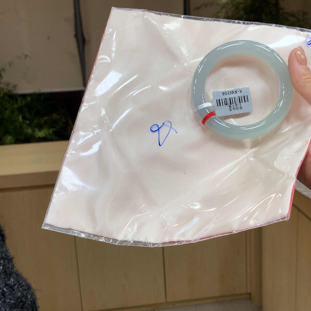 翡翠手镯未镶嵌不退不换