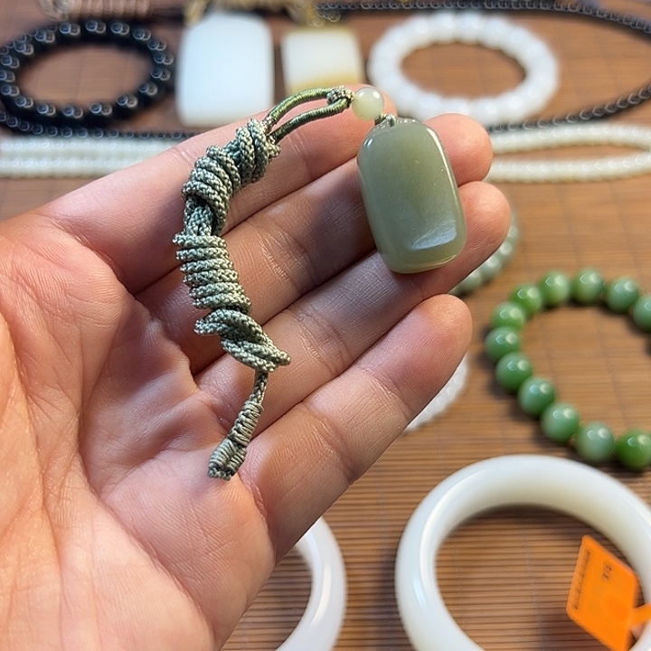 和田玉未镶嵌吊坠(赠链)