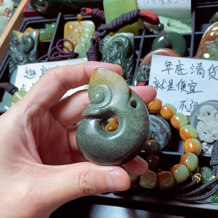 透闪石质玉颈饰未镶嵌