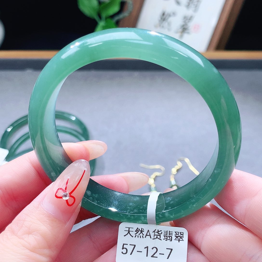 翡翠未镶嵌手镯（圆镯）