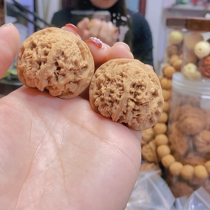 【闪购商品】文玩核桃把件40.5龙洞玉