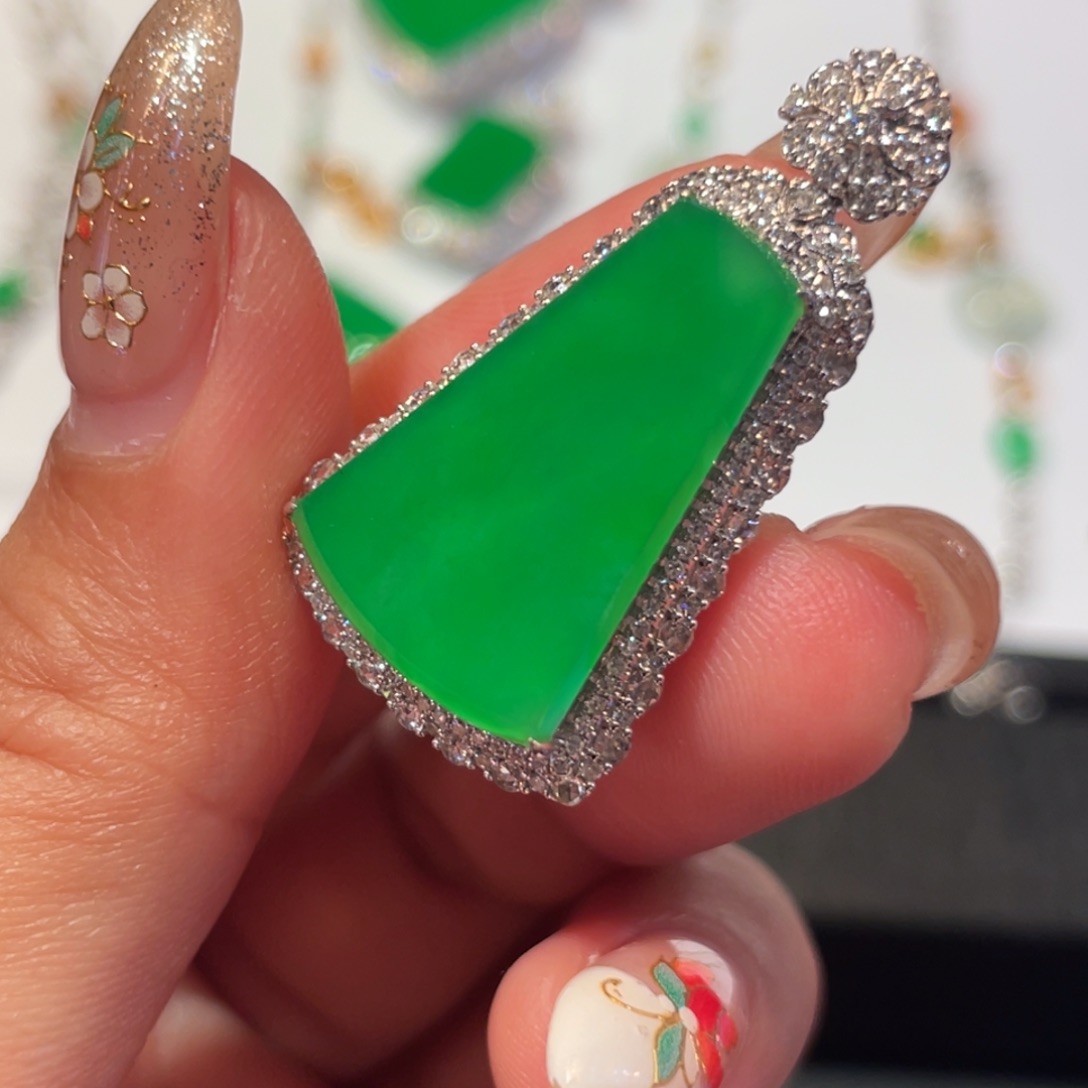 颈饰18K金镶嵌翡翠无事牌