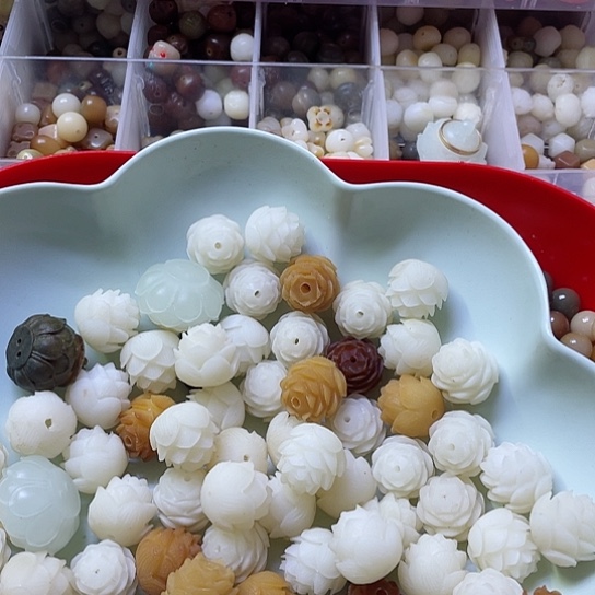 白玉菩提吊坠瑕疵莲花十颗